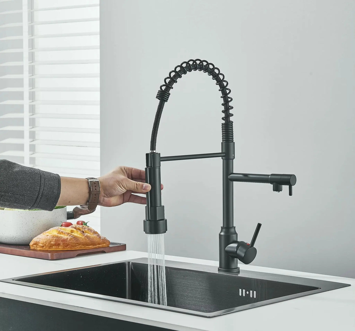 SaniSupreme Milan Keukenkraan met Sproeikop veer en extra uitloop mat zwart