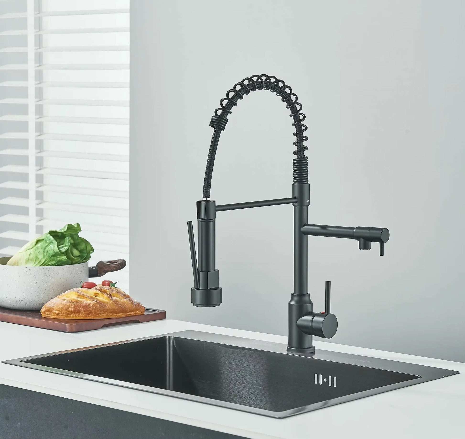 SaniSupreme Milan Keukenkraan met Sproeikop veer en extra uitloop mat zwart