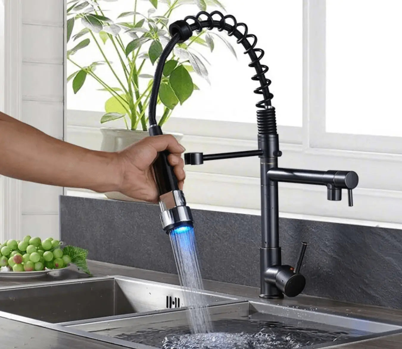 SaniSupreme Napoli Keukenkraan met LED Sproeikop en extra uitloop mat zwart - brons chroom sproeikop