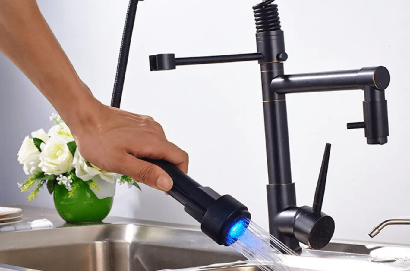 SaniSupreme Napoli Keukenkraan met LED Sproeikop en extra uitloop mat zwart - brons chroom sproeikop