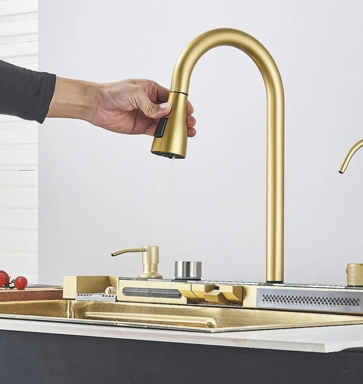 SaniSupreme® Premium HighLine All- in -One Gootsteen met Digitale Display  Snijplank, Afdruiprek & Cupwasher Goud geborsteld