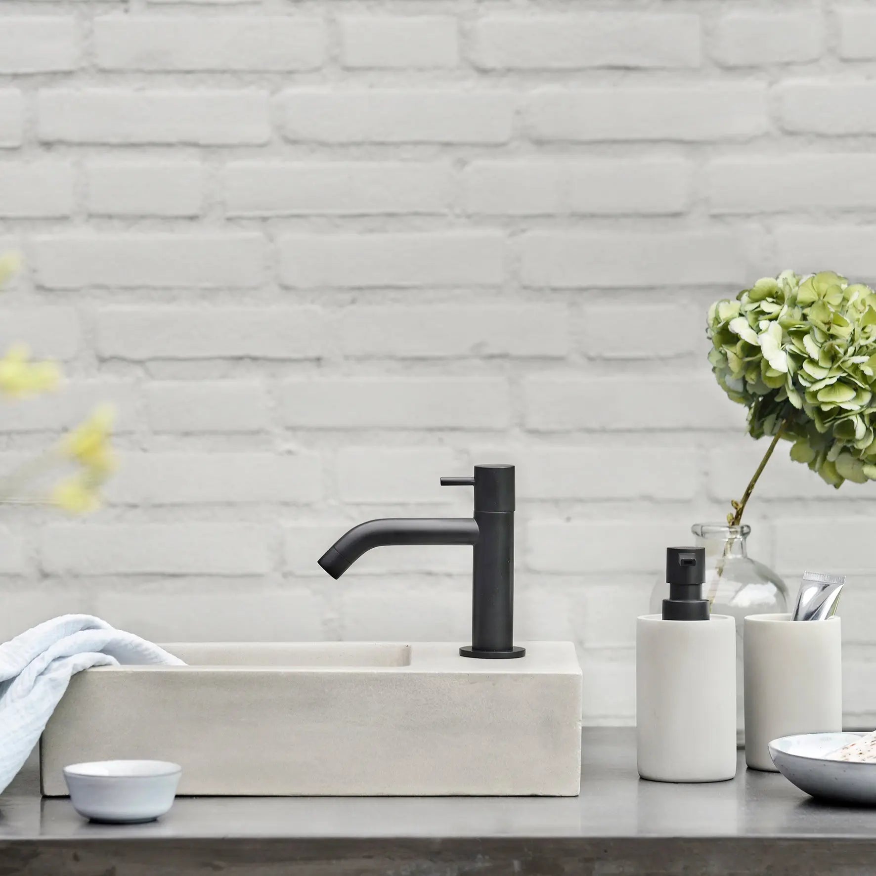 Sanisupreme Ravo fonteinset – Beton lichtgrijs – Kraan gebogen mat zwart