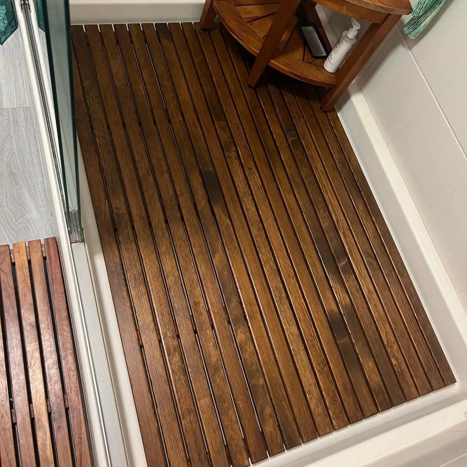 SaniSupreme SuperiorLine Teak badmat vierkant 61 x 61 cm. vast model (niet oprolbaar)