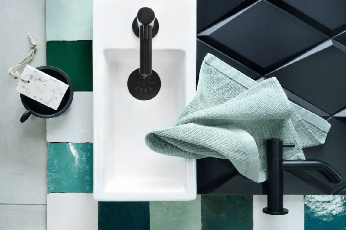 SaniSupreme zwart koudwater kraan/fonteinkraan toilet rechte uitloop