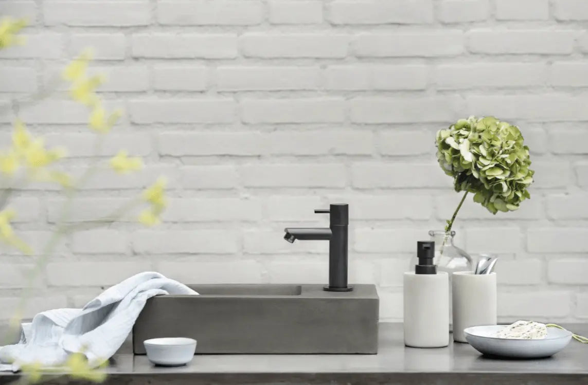 SaniSupreme zwart koudwater kraan/fonteinkraan toilet rechte uitloop