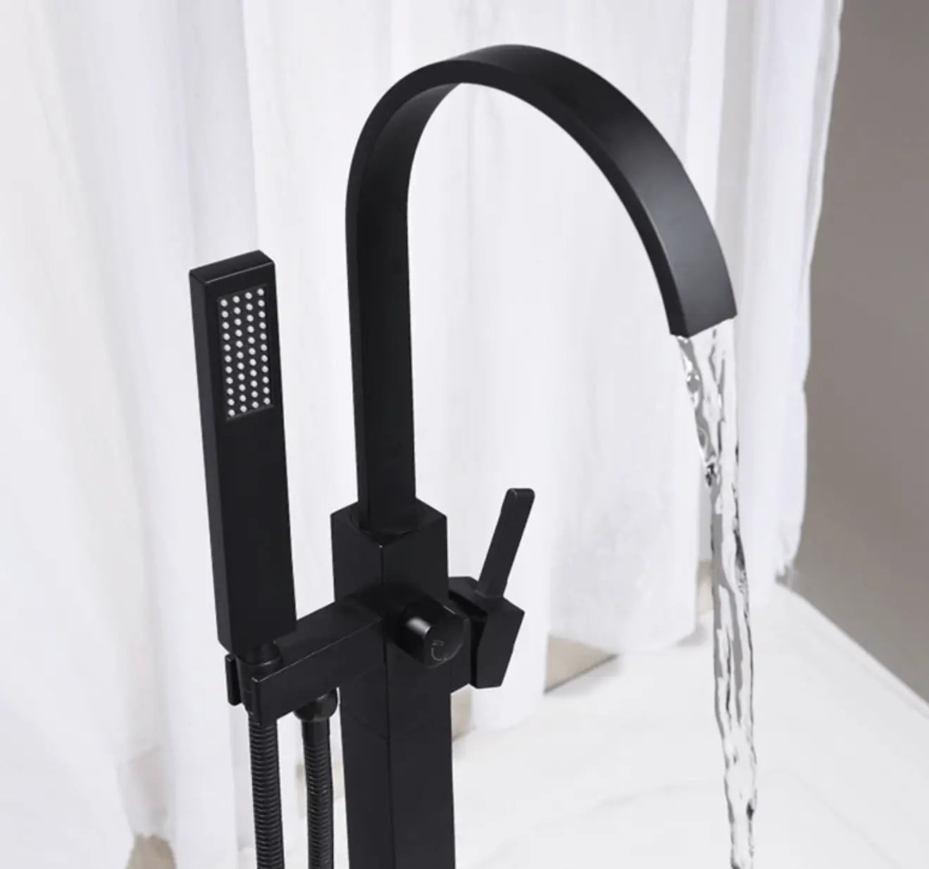 AKTIE SaniSupreme Badkraan Florence vrijstaand model met handdouche mat zwart