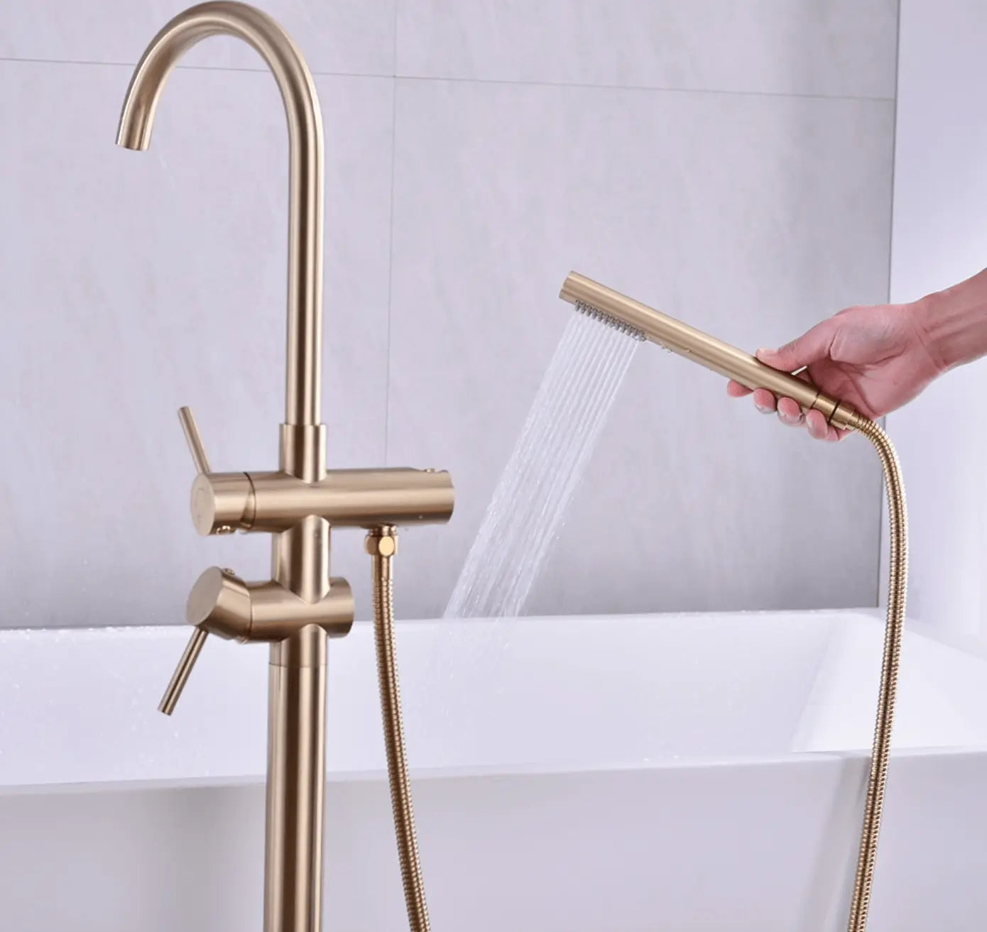 SaniSupreme Badkraan Ancona vrijstaand model met handdouche geborsteld goud