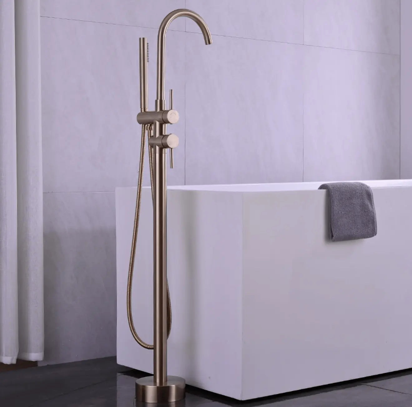 SaniSupreme Badkraan Ancona vrijstaand model met handdouche geborsteld goud