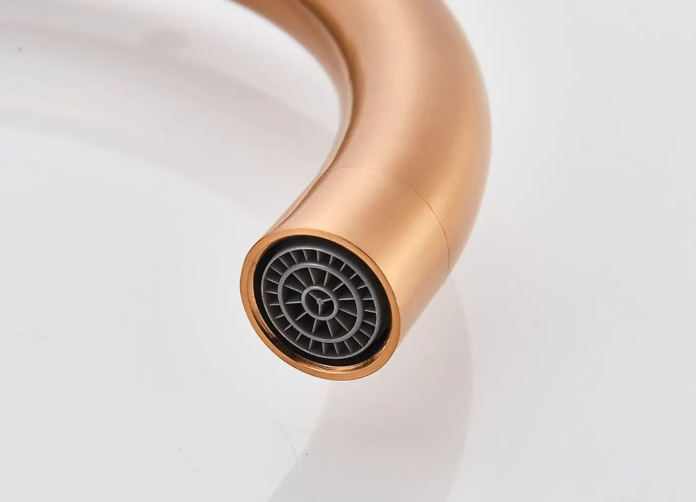 SaniSupreme Badkraan Ancona vrijstaand model met handdouche geborsteld koper