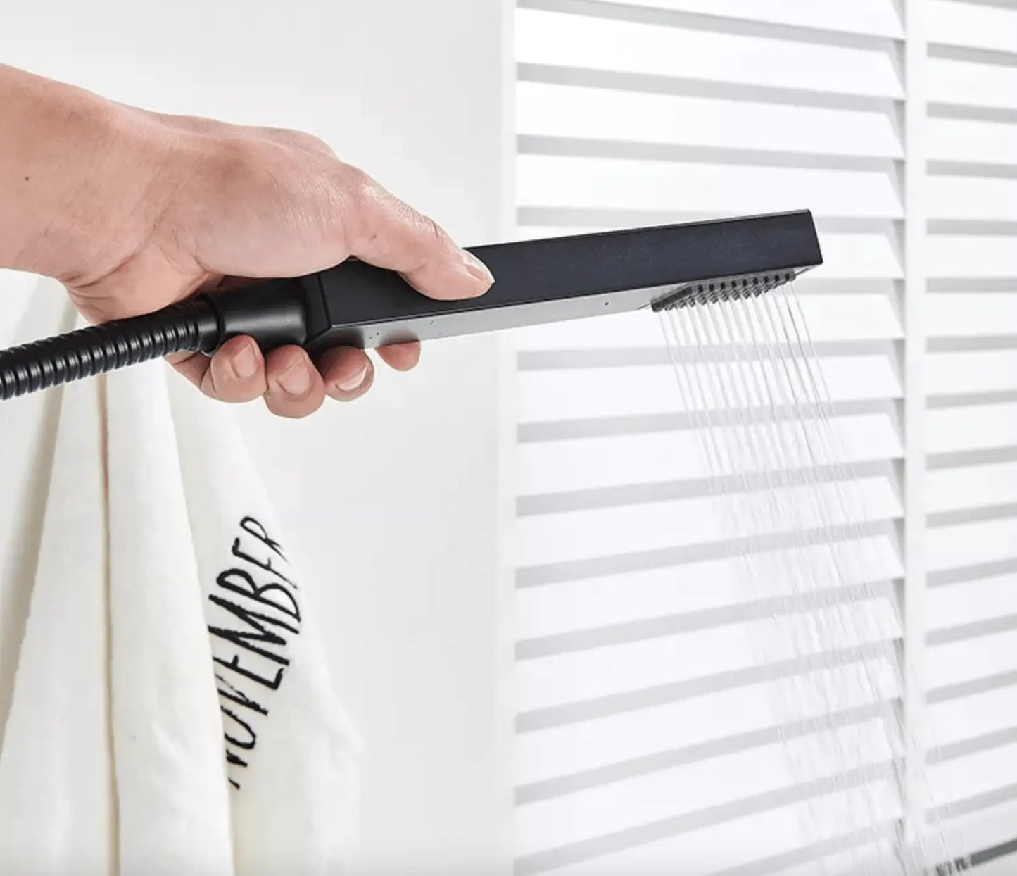 SaniSupreme® Badkraan Bergamo vrijstaand model met handdouche mat zwart