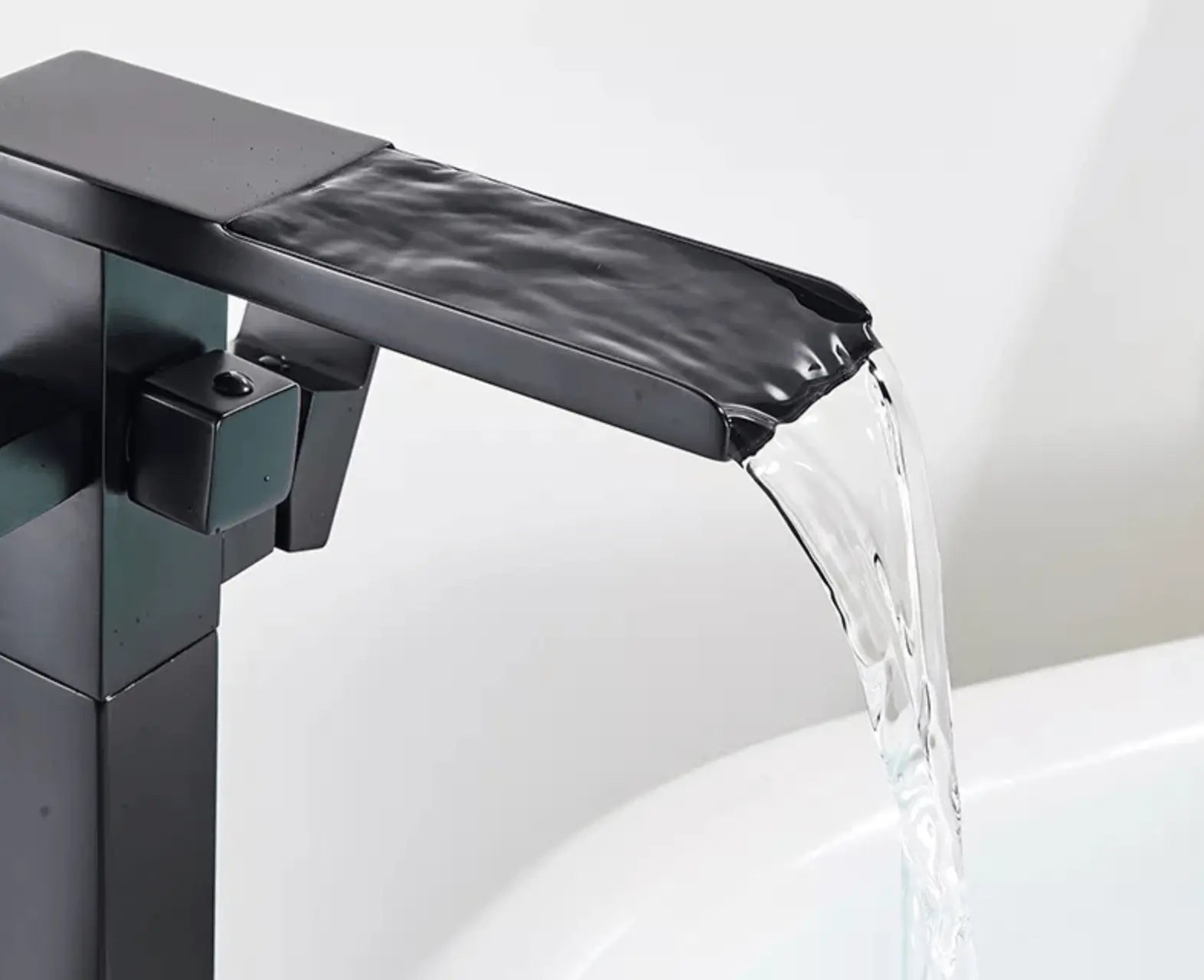 SaniSupreme® Badkraan Bergamo vrijstaand model met handdouche mat zwart