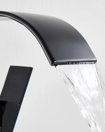 SaniSupreme® Badkraan Luca vrijstaand model met handdouche mat zwart