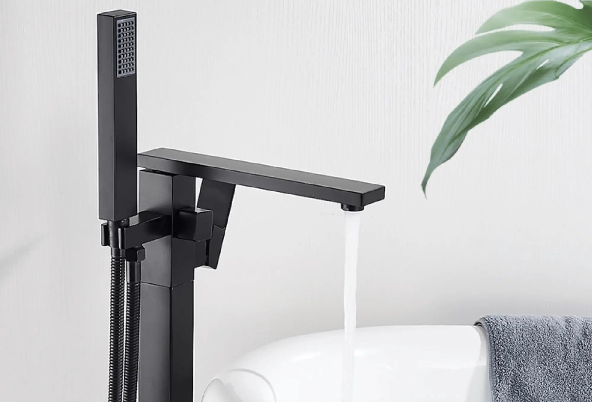 SaniSupreme® Badkraan Milan vrijstaand model met handdouche mat zwart