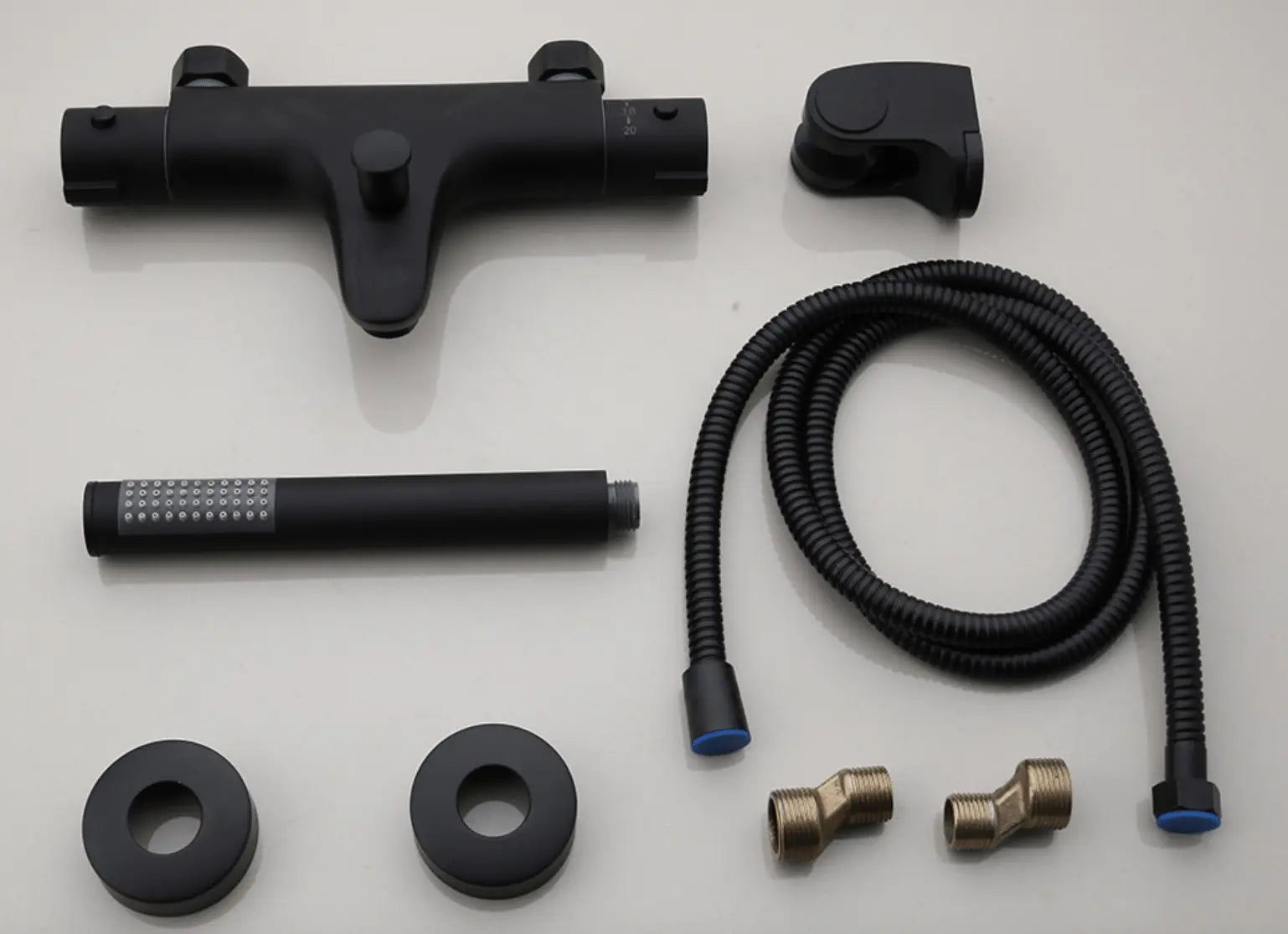 SaniSupreme Brasil opbouw bad doucheset met smalle uitvoering handdouche mat zwart staafmodel