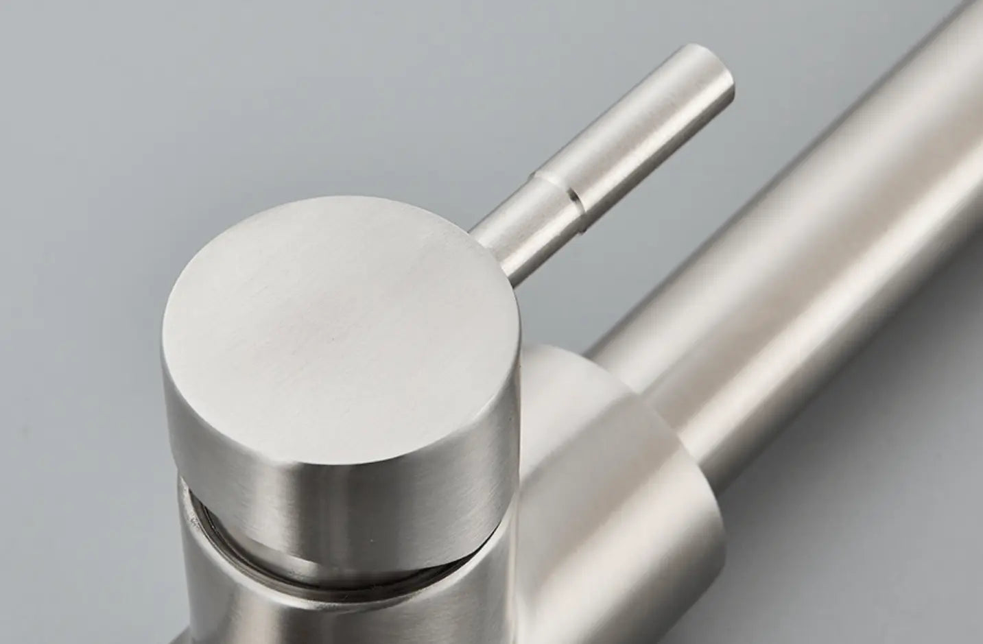 SaniSupreme Keukenmengkraan Aveiro Waterbesparend Uittrekbare Handdouche Brush Zilver