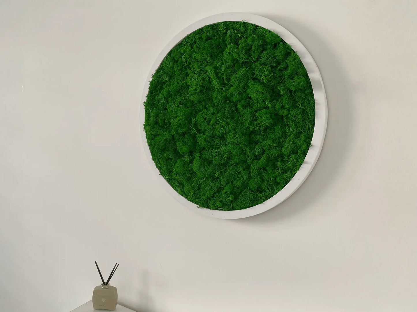 SaniSupreme Mosschilderij mosdecoratie rond witte kunsstof rand 53 cm. doorsnede