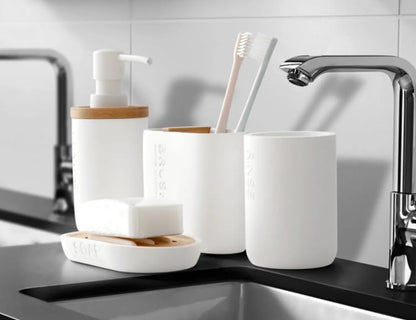 SaniSupreme Toilet/ Badkamerset 4 Delig- Toiletaccessoires Set -Zeeppompje -Tandenborstelhouder -Zeepschaal -Beker- Wit