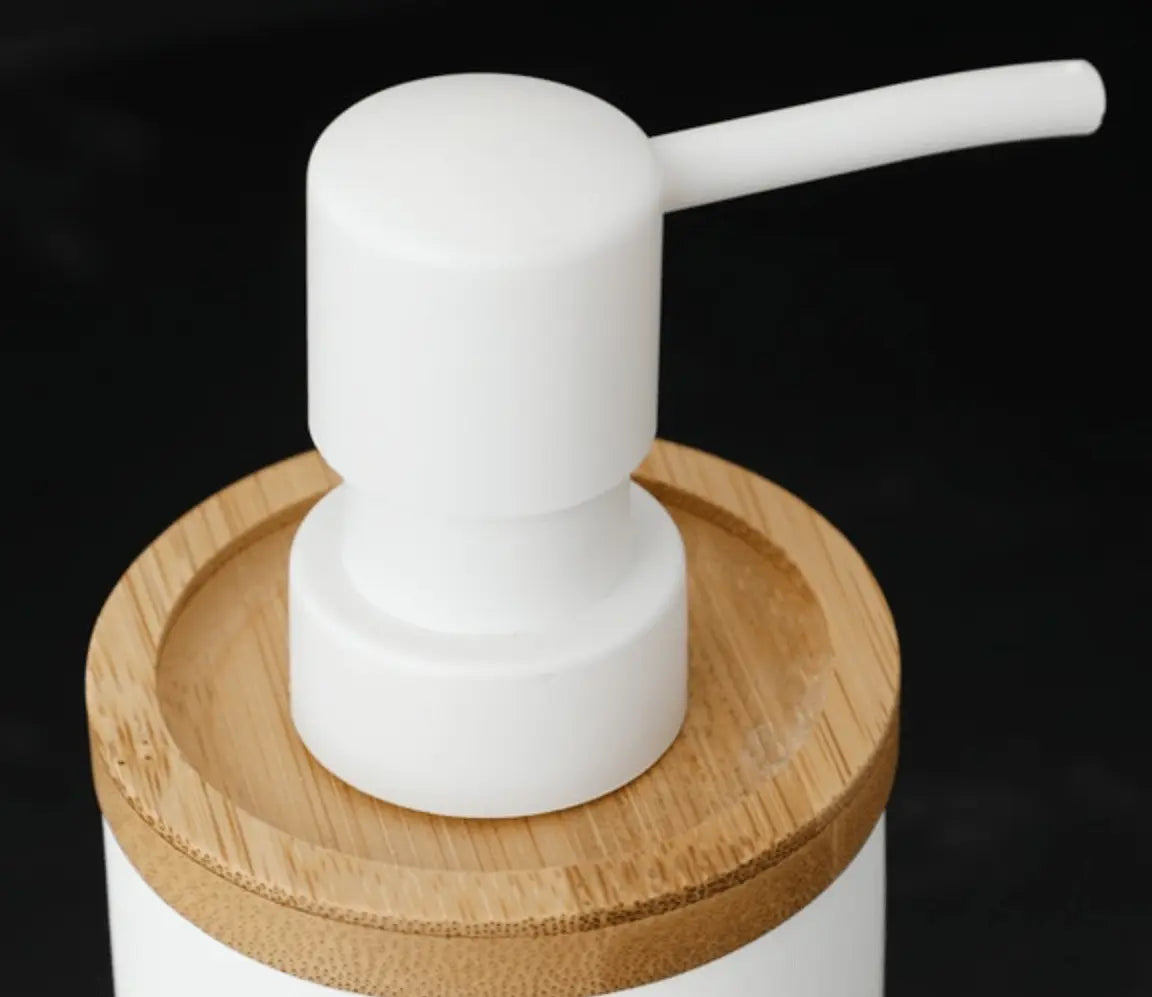 SaniSupreme Toilet/ Badkamerset 4 Delig- Toiletaccessoires Set -Zeeppompje -Tandenborstelhouder -Zeepschaal -Beker- Wit