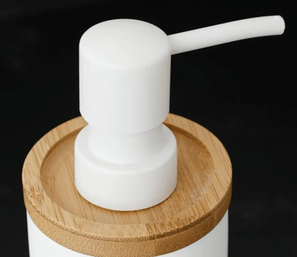 SaniSupreme Toilet/ Badkamerset 4 Delig- Toiletaccessoires Set -Zeeppompje -Tandenborstelhouder -Zeepschaal -Beker- Wit