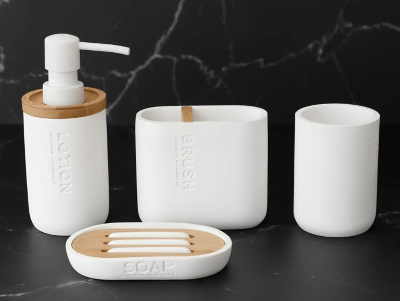 SaniSupreme Toilet/ Badkamerset 4 Delig- Toiletaccessoires Set -Zeeppompje -Tandenborstelhouder -Zeepschaal -Beker- Wit