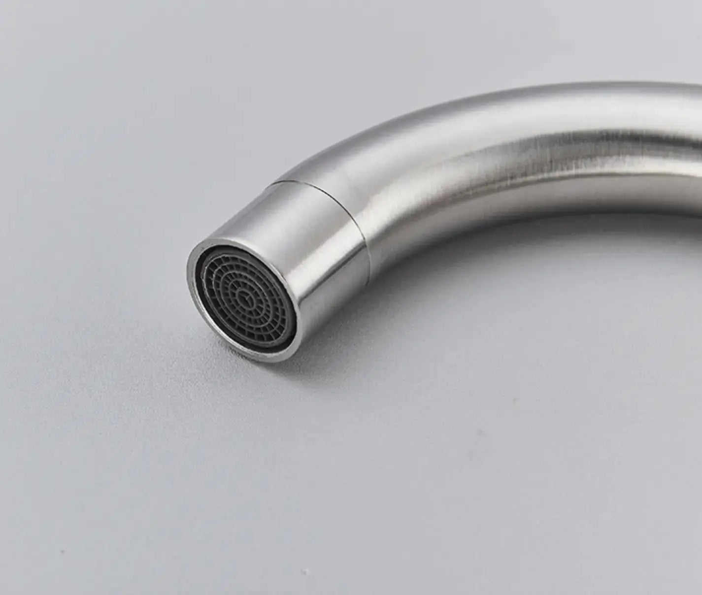 SaniSupreme Wastafel designkraan Nordica opbouw gebogen mengkraan kompleet geborsteld zilver