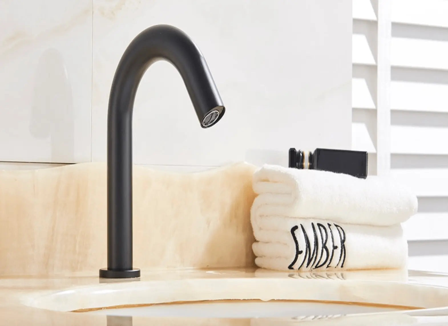 SaniSupreme Wastafel kraan opbouw met automatische sensor 18 cm koud water